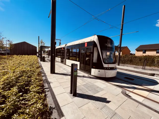 Billede af Odense Letbane togsæt 12 fotograferet ud for Hestehaven Station.