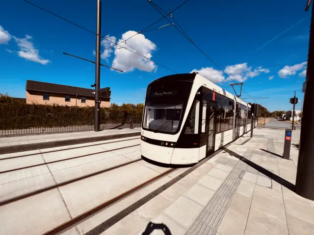 Billede af Odense Letbane togsæt 12 fotograferet ud for Hestehaven Station.