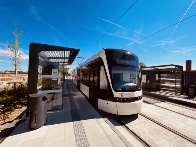 Billede af Odense Letbane togsæt 12 fotograferet ud for Hjallese Letbanestation.