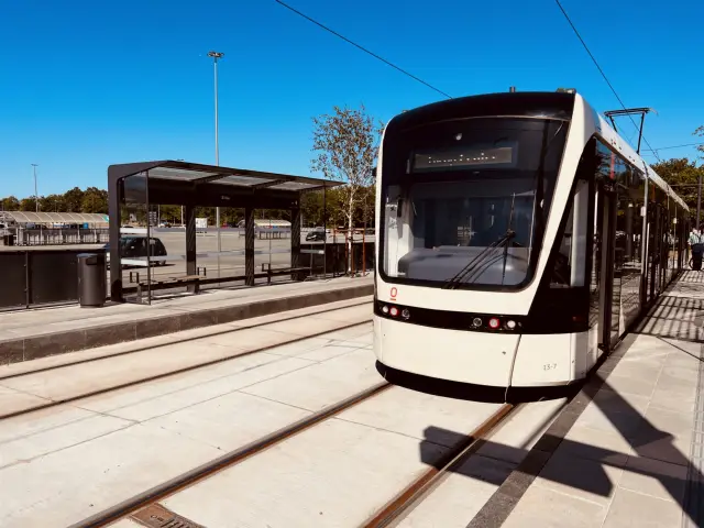 Billede af Odense Letbane togsæt 13 fotograferet ud for Bilka Letbanestation.