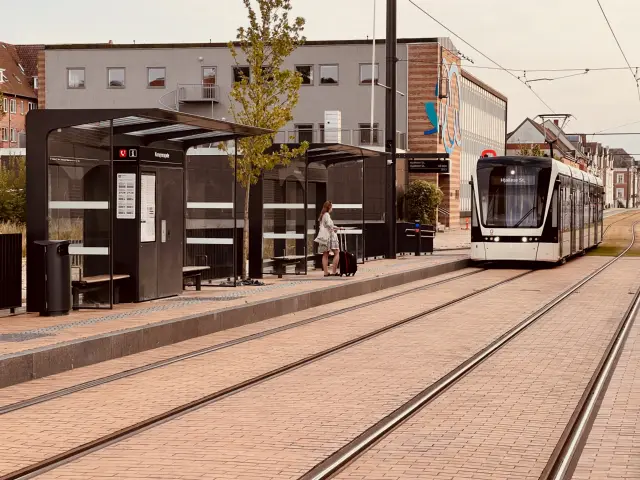 Billede af Odense Letbane togsæt 13 fotograferet ud for Kongensgade Letbanestation.