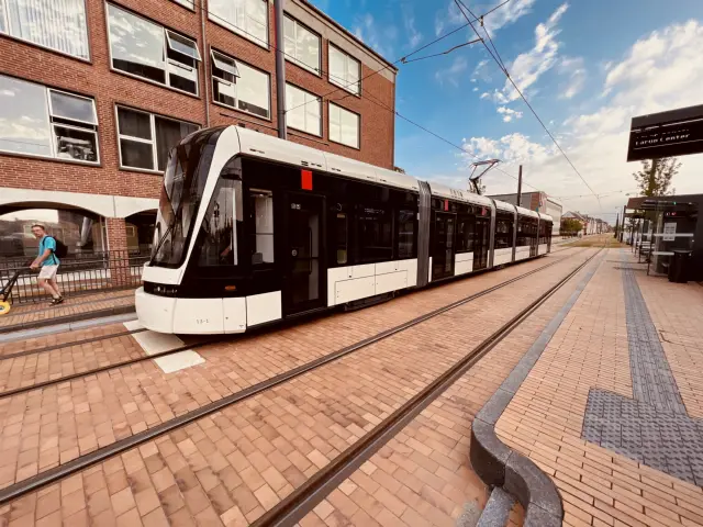 Billede af Odense Letbane togsæt 13 fotograferet ud for Kongensgade Letbanestation.