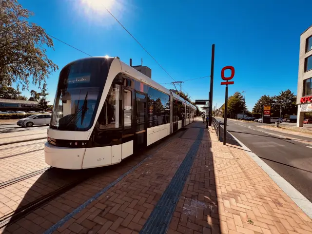 Billede af Odense Letbane togsæt 13 fotograferet ud for Korsløkke Letbanestation.