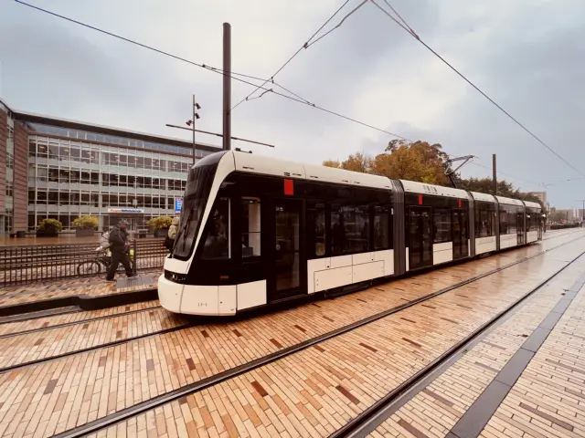 Billede af Odense Letbane togsæt 13 fotograferet ud for Odense Banegård Letbanestation.
