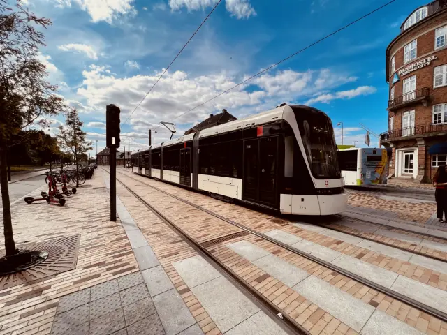 Billede af Odense Letbane togsæt 13 fotograferet ud for Odense Banegård Letbanestation.