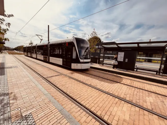 Billede af Odense Letbane togsæt 13 fotograferet ud for Vestre Stationsvej Letbanestation.