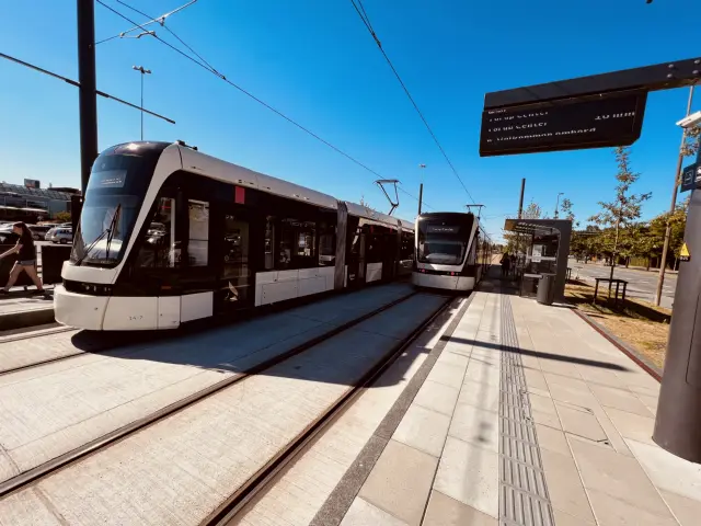 Billede af Odense Letbane togsæt 14 fotograferet ud for Rosengårdcentret Letbanestation.