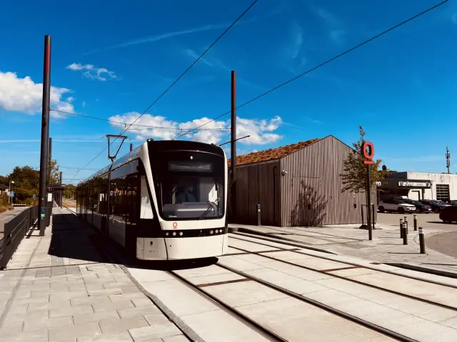 Billede af Odense Letbane togsæt 16 fotograferet ud for Hestehaven Letbanestation.