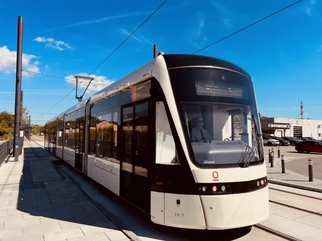 Billede af Odense Letbane togsæt 16 fotograferet ud for Hestehaven Letbanestation.