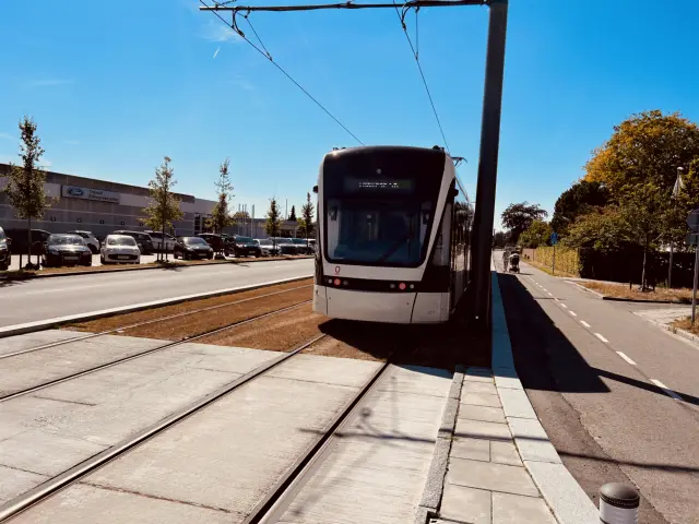 Billede af Odense Letbane togsæt 16 fotograferet ud for Hestehaven Letbanestation.