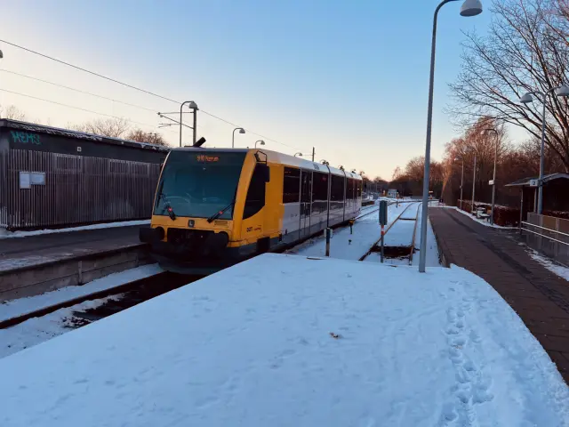 Billede af LT Lm 22, tidligere LNJ Lm 22 fotograferet ud for Jægersborg Lokalbane Station.