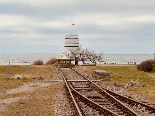 Billede af flinteovnen ved Rødvig Station.