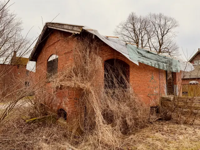 Billede af Vedde Stations varehus, som Lokaltog startede nedrivning af den 15. februar 2024. Nedrivningen er dog midlertidig stoppet af Sorø kommune frem til den 1. april 2024-