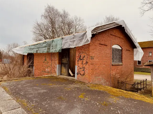 Billede af Vedde Stations varehus, som Lokaltog startede nedrivning af den 15. februar 2024. Nedrivningen er dog midlertidig stoppet af Sorø kommune frem til den 1. april 2024-