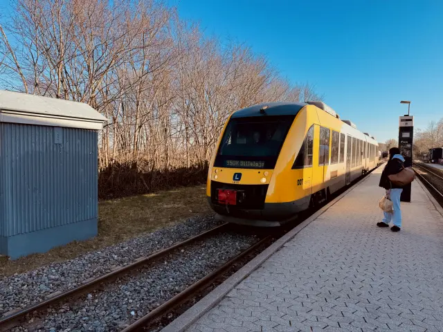 Billede af LT 121-221, tidligere LB 121-221 fotograferet ud for Græsted Station.
