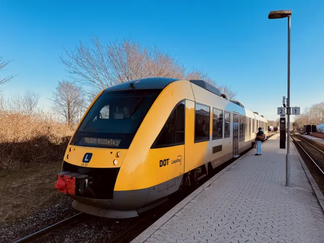 Billede af LT 121-221, tidligere LB 121-221 fotograferet ud for Græsted Station.