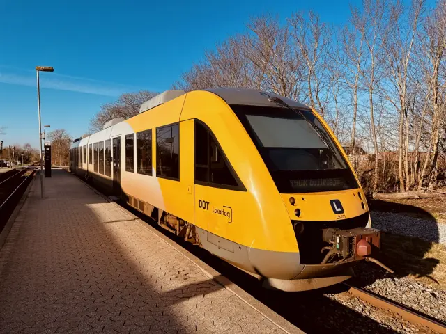 Billede af LT 121-221, tidligere LB 121-221 fotograferet ud for Græsted Station.