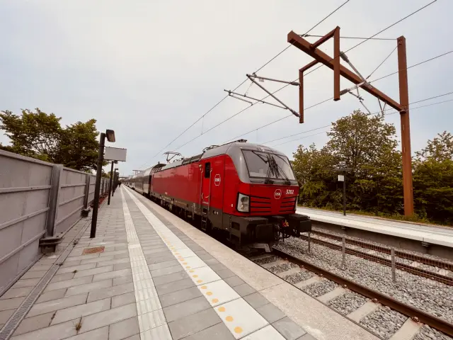 Billede af DSB EB 3202 fotograferet ud for Glumsø Station.