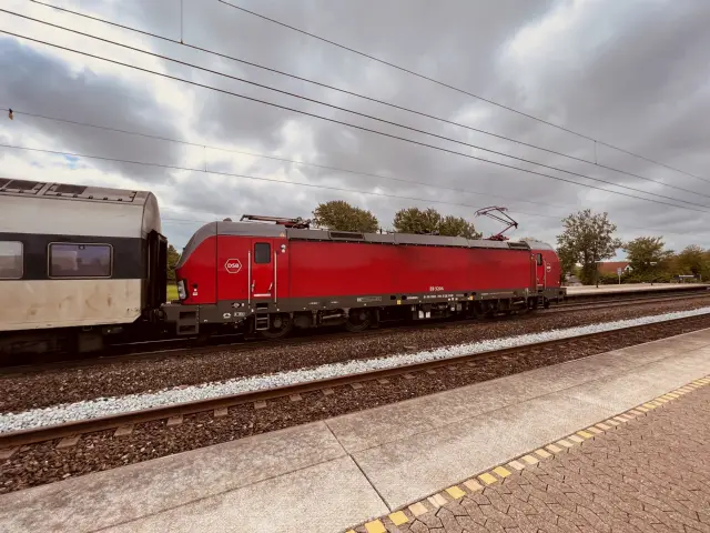 Billede af DSB EB 3204 fotograferet ud for Trekroner Station.