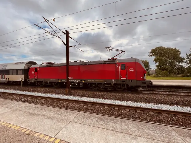 Billede af DSB EB 3204 fotograferet ud for Trekroner Station.