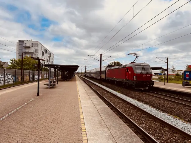 Billede af DSB EB 3204 fotograferet ud for Trekroner Station.
