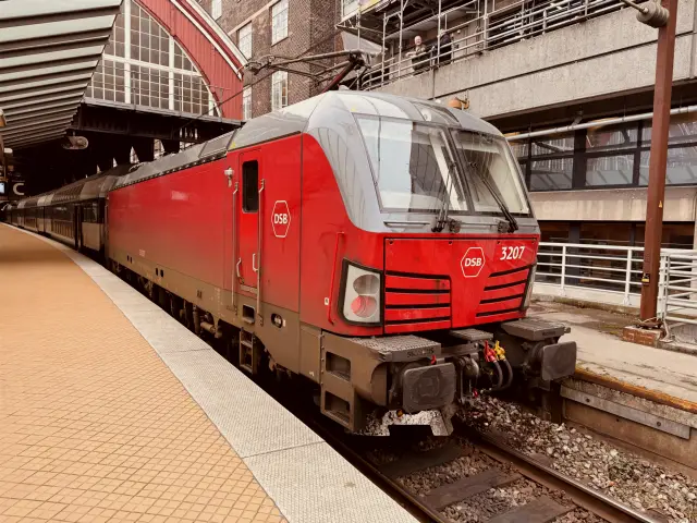 Billede af DSB EB 3207 fotograferet ud for København Hovedbanegård.