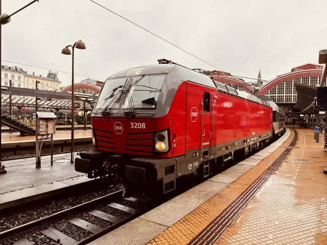 Billede af DSB EB 3208 fotograferet ud for København Hovedbanegård.