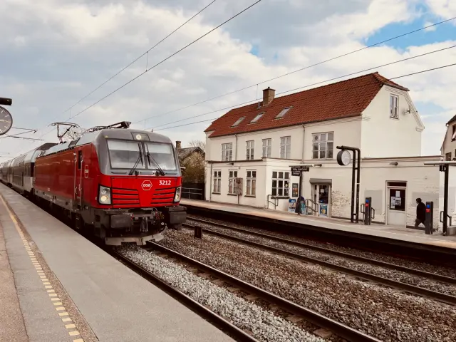 Billede af DSB EB 3212 fotograferet ud for Viby Sjælland Station.