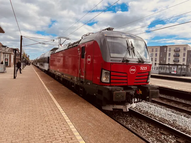 Billede af DSB EB 3215 fotograferet ud for Hedehusene Station.