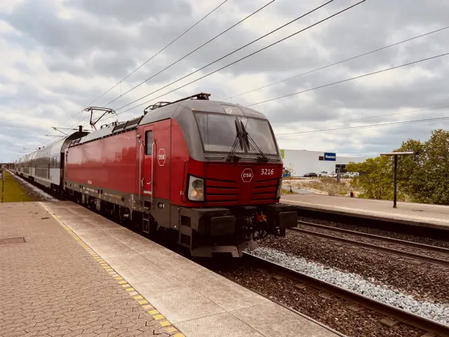 Billede af DSB EB 3216 fotograferet ud for Trekroner Station.