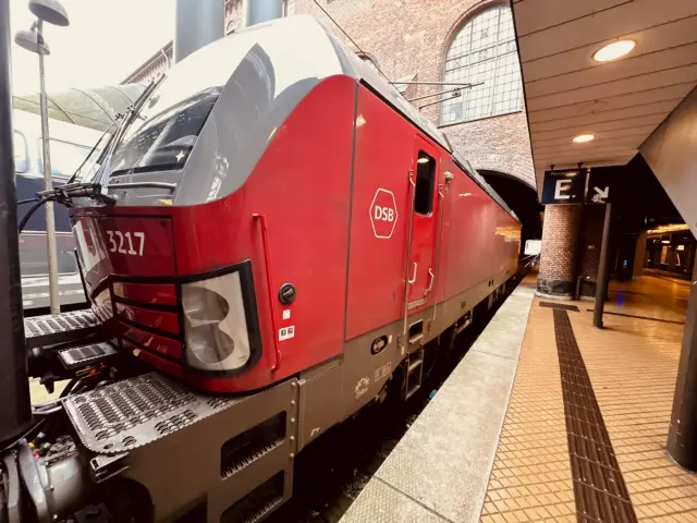Billede af DSB EB 3217 fotograferet ud for København Hovedbanegård.