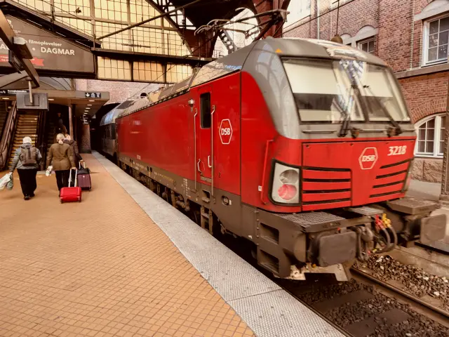 Billede af DSB EB 3218 fotograferet ud for København Hovedbanegård.