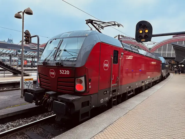 Billede af DSB EB 3220 fotograferet ud for København Hovedbanegård.