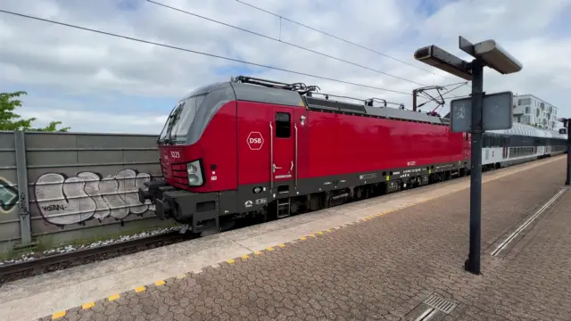 Billede af DSB EB 3223 fotograferet ud for Trekroner Station.