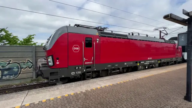 Billede af DSB EB 3223 fotograferet ud for Trekroner Station.