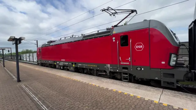 Billede af DSB EB 3223 fotograferet ud for Trekroner Station.