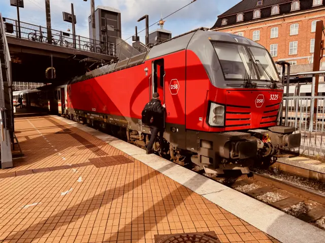 Billede af DSB EB 3225 fotograferet ud for København Hovedbanegård.