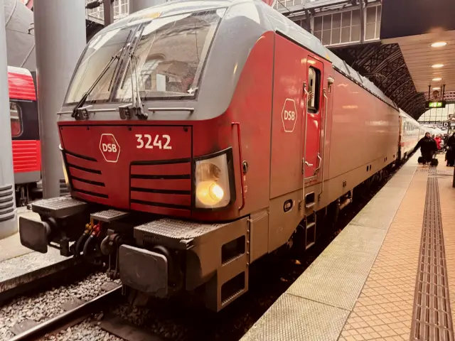 Billede af DSB EB 3242 fotograferet ud for København Hovedbanegård.