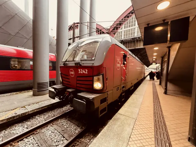 Billede af DSB EB 3242 fotograferet ud for København Hovedbanegård.