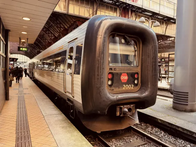 Billede af DSB ER 2002 fotograferet ud for København Hovedbanegård.