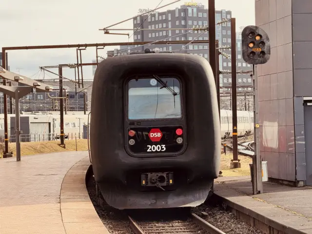 Billede af DSB ER 2003 fotograferet ud for København Hovedbanegård.