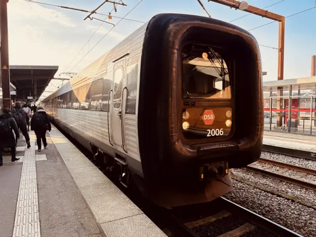 Billede af DSB ER 2006 fotograferet ud for Odense Banegård Center.