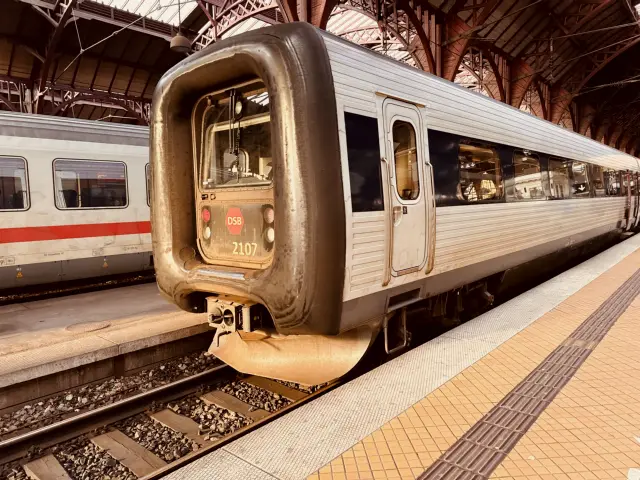 Billede af DSB ER 2007 fotograferet ud for København Hovedbanegård.
