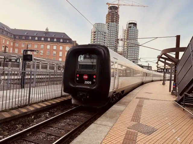Billede af DSB ER 2009 fotograferet ud for København Hovedbanegård.