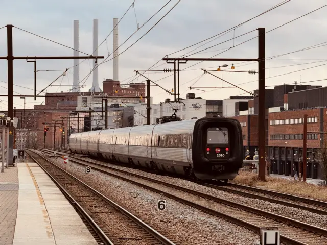 Billede af DSB ER 2010 fotograferet ud for Nordhavn S-togstrinbræt.