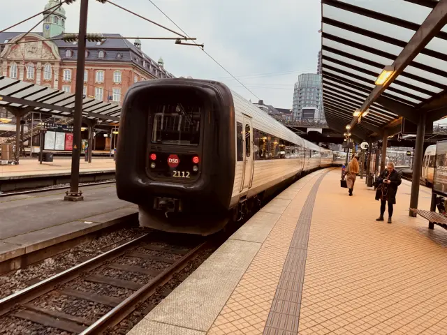Billede af DSB ER 2012 fotograferet ud for København Hovedbanegård.