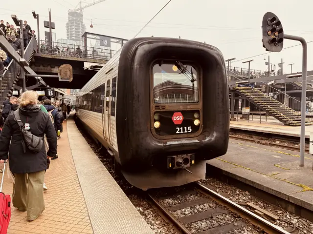 Billede af DSB ER 2015 fotograferet ud for København Hovedbanegård.