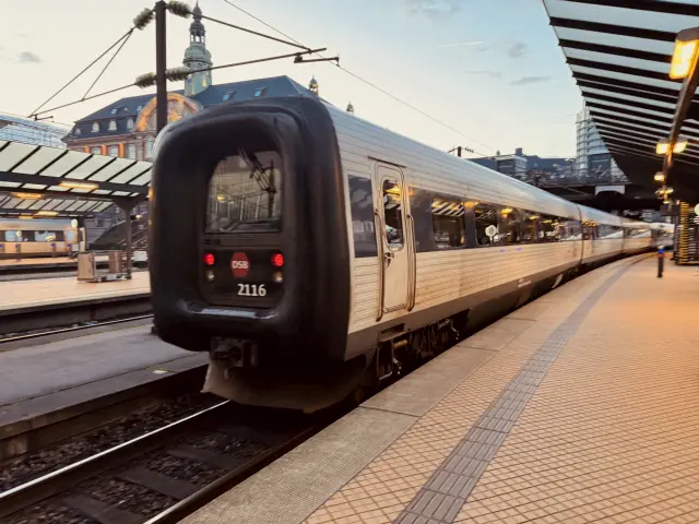Billede af DSB ER 2016 fotograferet ud for København Hovedbanegård.