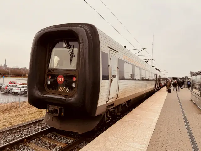 Billede af DSB ER 2016 fotograferet ud for Korsør Station.