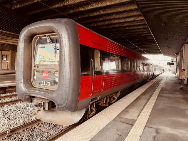 Billede af DSB ER 2020 fotograferet ud for Odense Banegård Center.